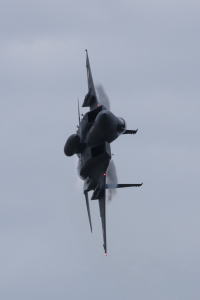 ベイパーを引きながら垂直旋回するF-15J