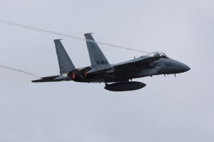 ベイパーを引くF-15J