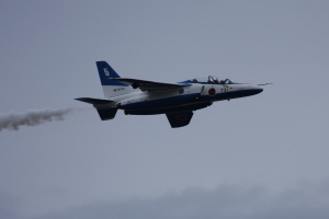 スモークを出して飛ぶブルーインパルス5番機