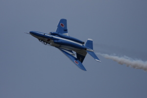 背面飛行をするブルーインパルス